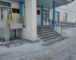 Вход в здание, подъемник и пандус.